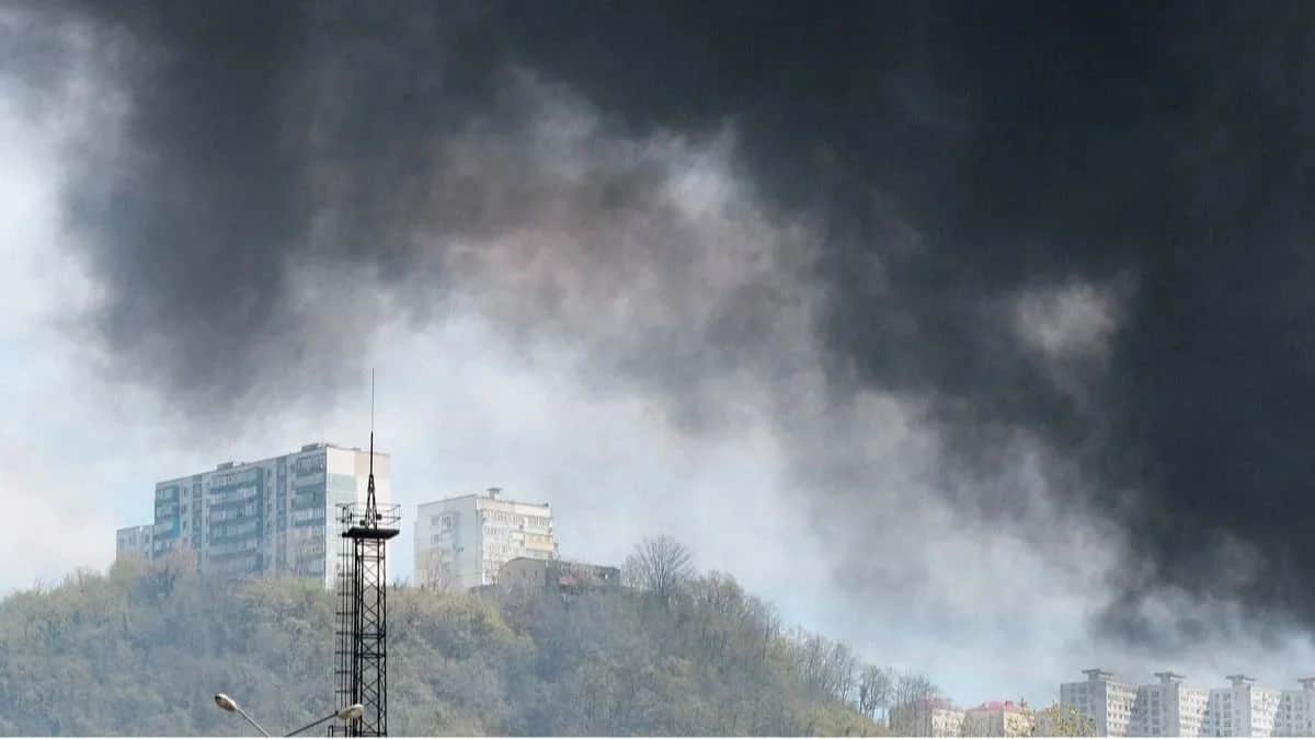 Apartment buildings shrouded in smoke from a fire at the Tuapse oil refinery after a drone attack, 21 April, 2026. Photo: Boris Morozov / Sputnik / Imago Images / Scanpix / LETA