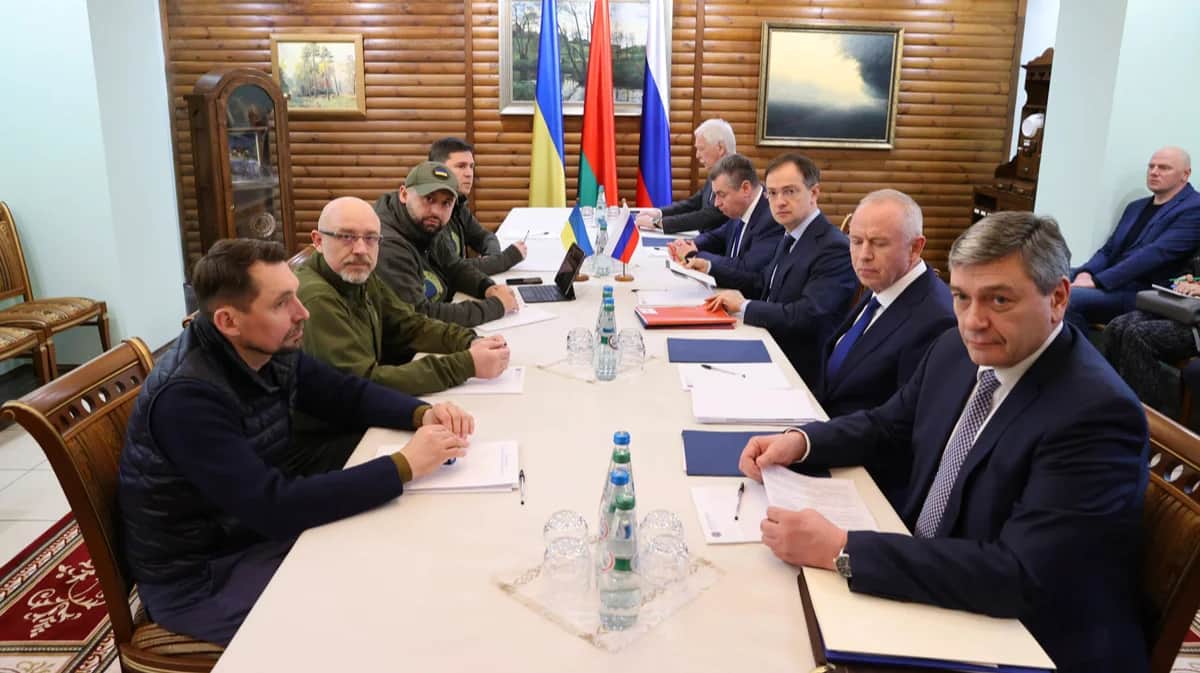 Украинская и российская делегации во время переговоров в Беловежской пуще, 7 марта 2022 года. Фото: Maxim Guchek / Belta / AP / Scanpix / LETA