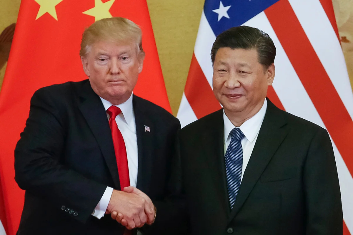Дональд Трамп и Си Цзиньпин пожимают друг другу руки в Пекине, Китай, 9 ноября 2017 года. Фото: Roman Pilipey / EPA