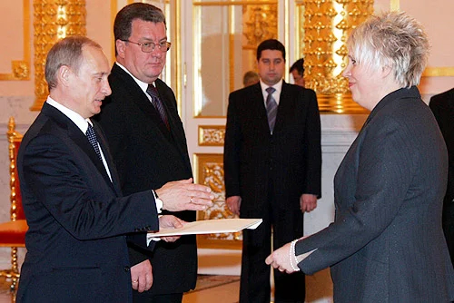 Марина Кальюранд вручает верительные грамоты Владимиру Путину, февраль 2006 года. Фото: Wikimedia Commons , CC BY 4.0