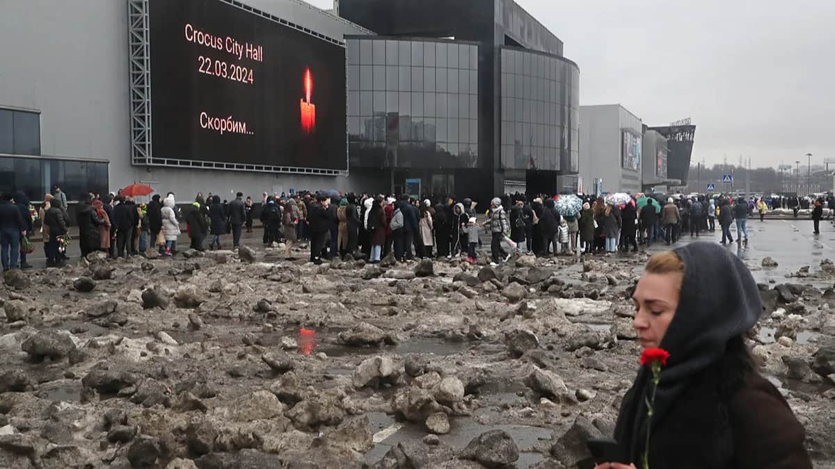 Люди скорбят и приносят цветы к концертной площадке "Крокус Сити Холл" после теракта в Красногорске, Подмосковье, Россия, 24 марта 2024 года. Фото: Максим Шипенков/EPA-EFE