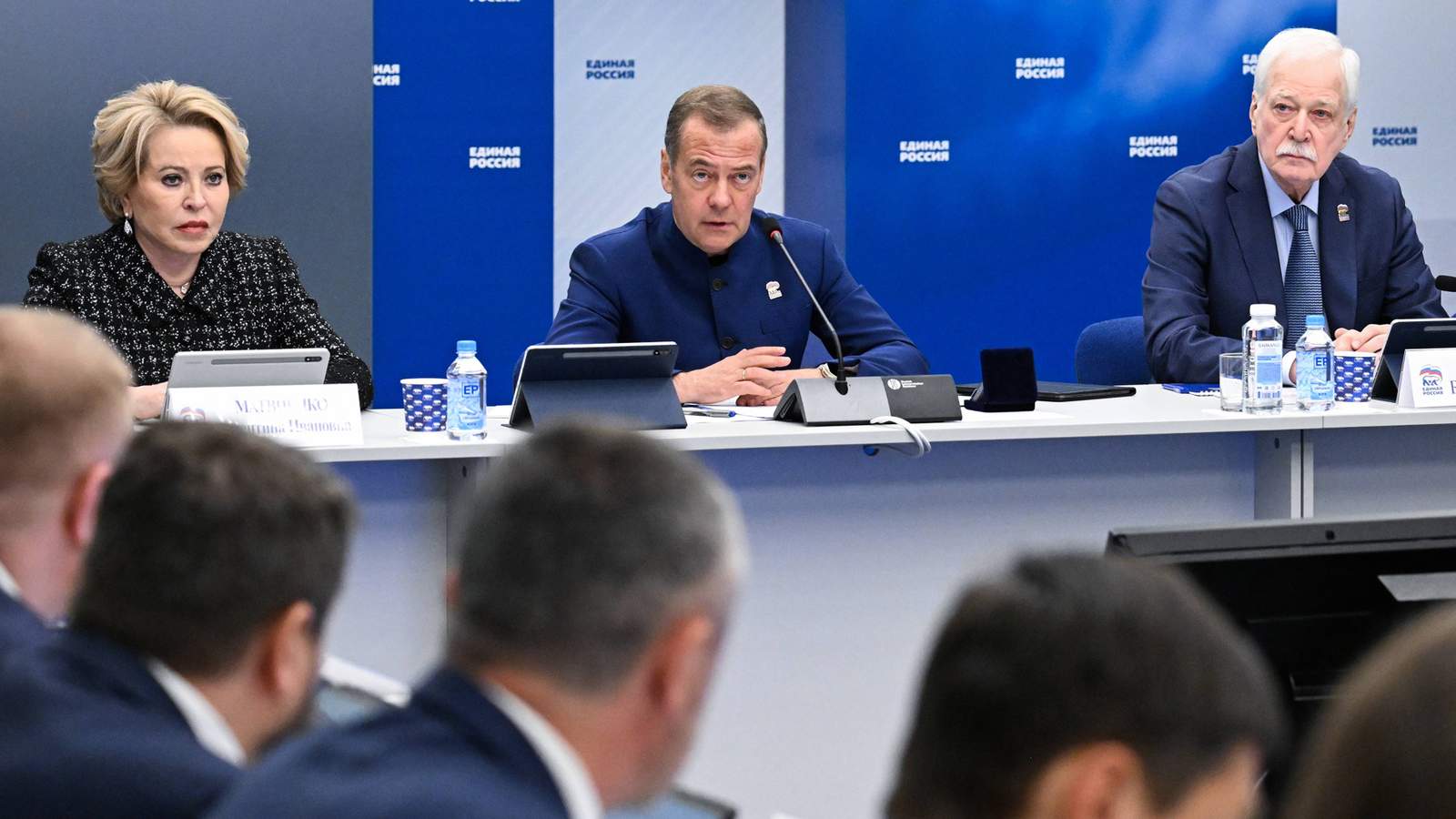 Председатель Совета Федерации Валентина Матвиенко, председатель партии «Единая Россия» Дмитрий Медведев, председатель Высшего совета партии «Единая Россия» Борис Грызлов (слева направо), на совместном заседании бюро высшего совета и президиума генерального совета партии «Единая Россия» в Москве, 1 июня 2026 года. Фото: Максим Блинов / Спутник / Imago Images / Scanpix / LETA<br>