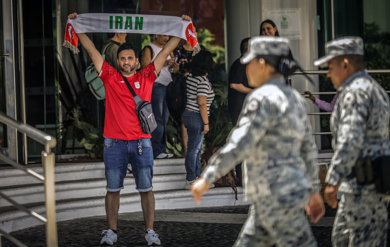 Болельщик держит иранский шарф в Тихуане, Мексика, 10 июня 2026 года. Фото: Joebeth Terriquez / EPA
