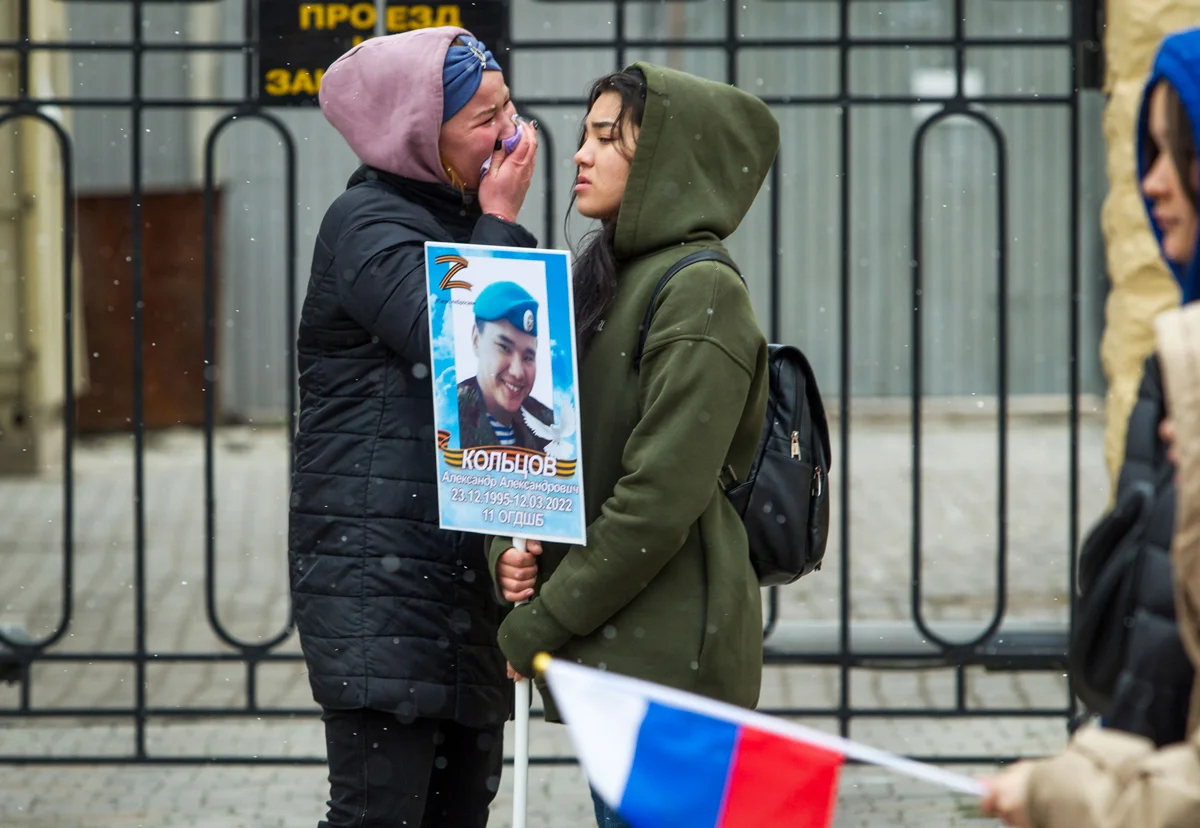 Женщины плачут, держа в руках портрет военнослужащего, погибшего в Украине, Улан-Удэ, 9 мая 2022 года. Фото: AP Photo / Scanpix / LETA
