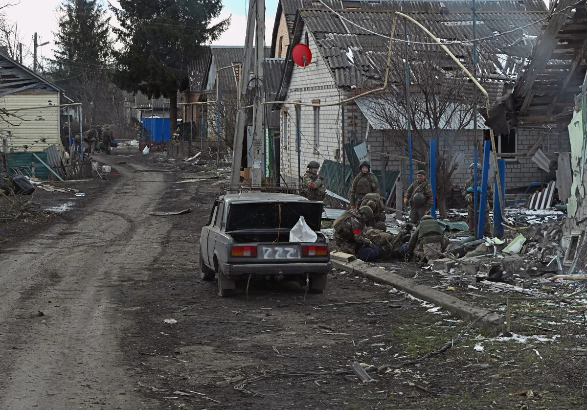 Российские военнослужащие возле разрушенного жилого дома, Суджа, 19 марта 2025 года. Фото: Анатолий Жданов / Коммерсантъ / Sipa USA / Vida Press