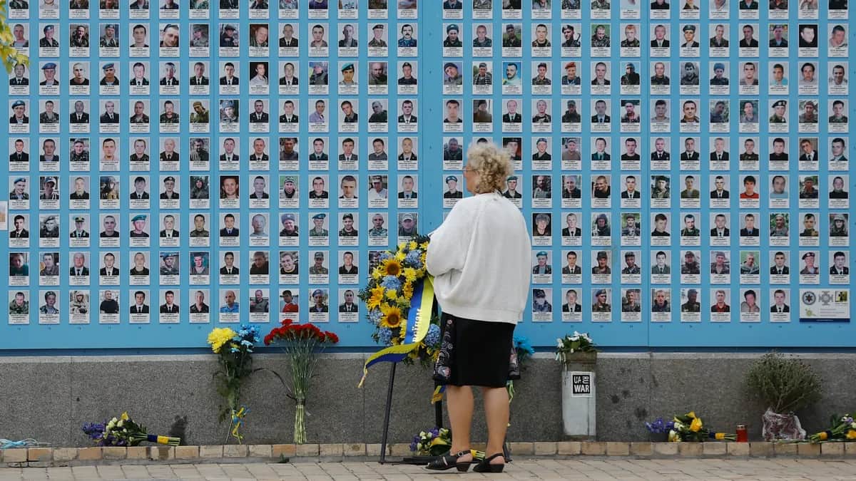 A woman looks on the Memory wall of fallen defenders of Ukraine in Russian-Ukrainian war in downtown Kyiv, Ukraine, 01 October 2023.&nbsp;Photo: EPA-EFE/SERGEY DOLZHENKO