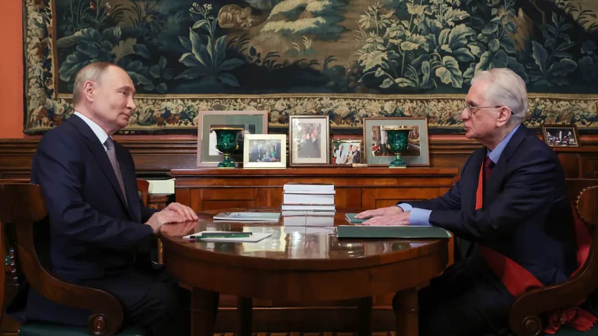 Vladimir Putin (L) and Hermitage head Mikhail Piotrovsky speak at the museum in St. Petersburg, 24 December 2024. EPA / ALEXANDER KAZAKOV / SPUTNIK / KREMLIN / POOL