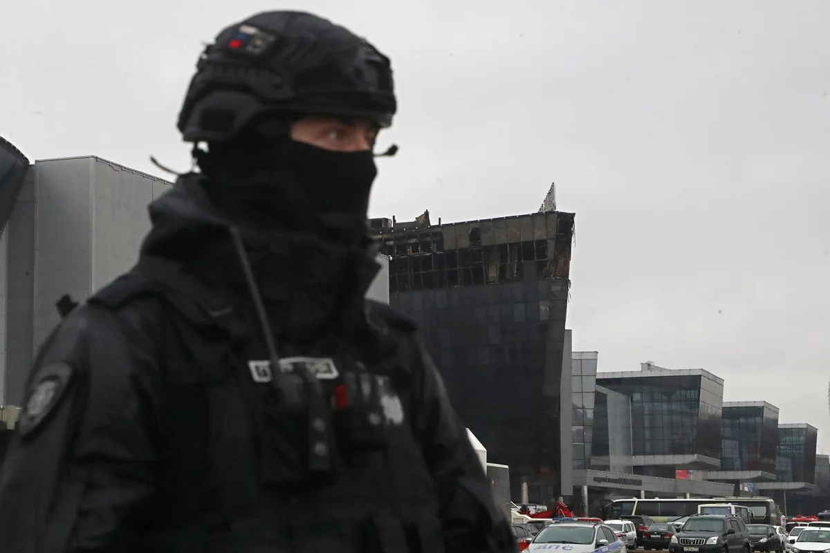 Сотрудник полиции дежурит у концертного зала «Крокус Сити Холл» после теракта, 24 марта 2024 года. Фото: Максим Шипенков / EPA-EFE