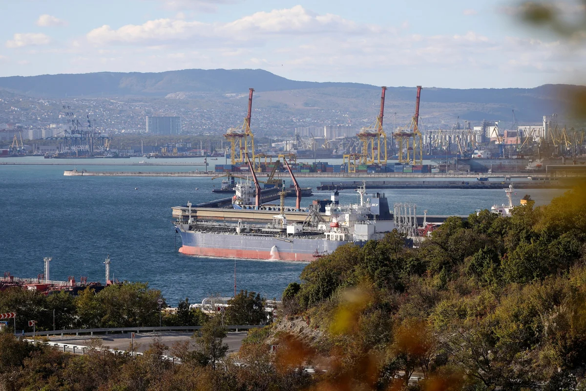 Нефтяной танкер у терминала «Шесхарис» в Новороссийске, Россия, 11 октября 2022 года. Фото: AP Photo / Scanpix / LETA