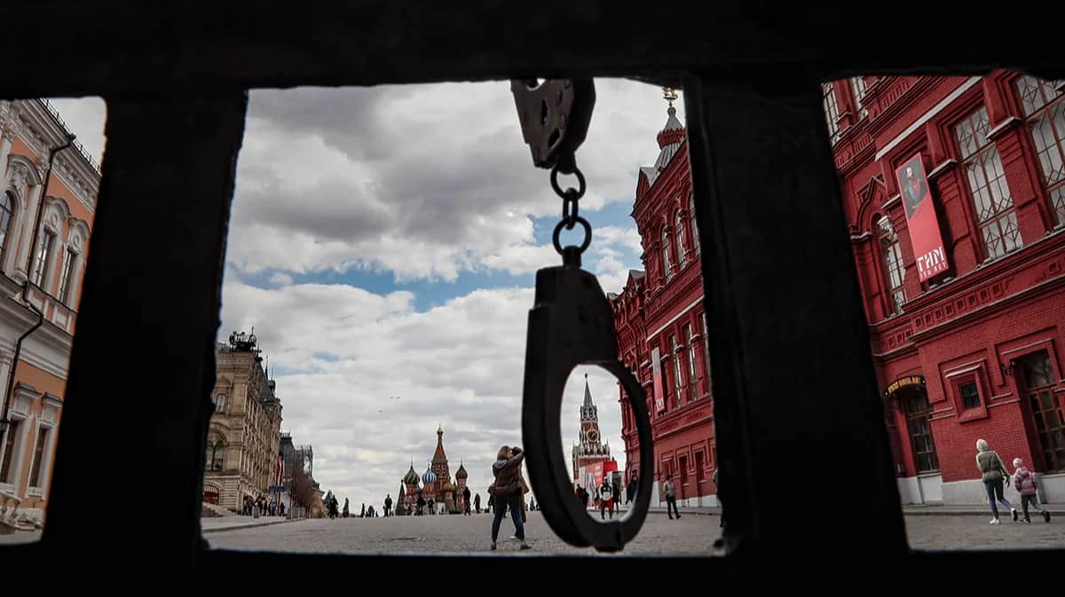 Наручники на закрытых воротах, ведущих на Красную площадь в Москве, Россия, 29 апреля 2022 года. Фото: Юрий Кочетков / EPA