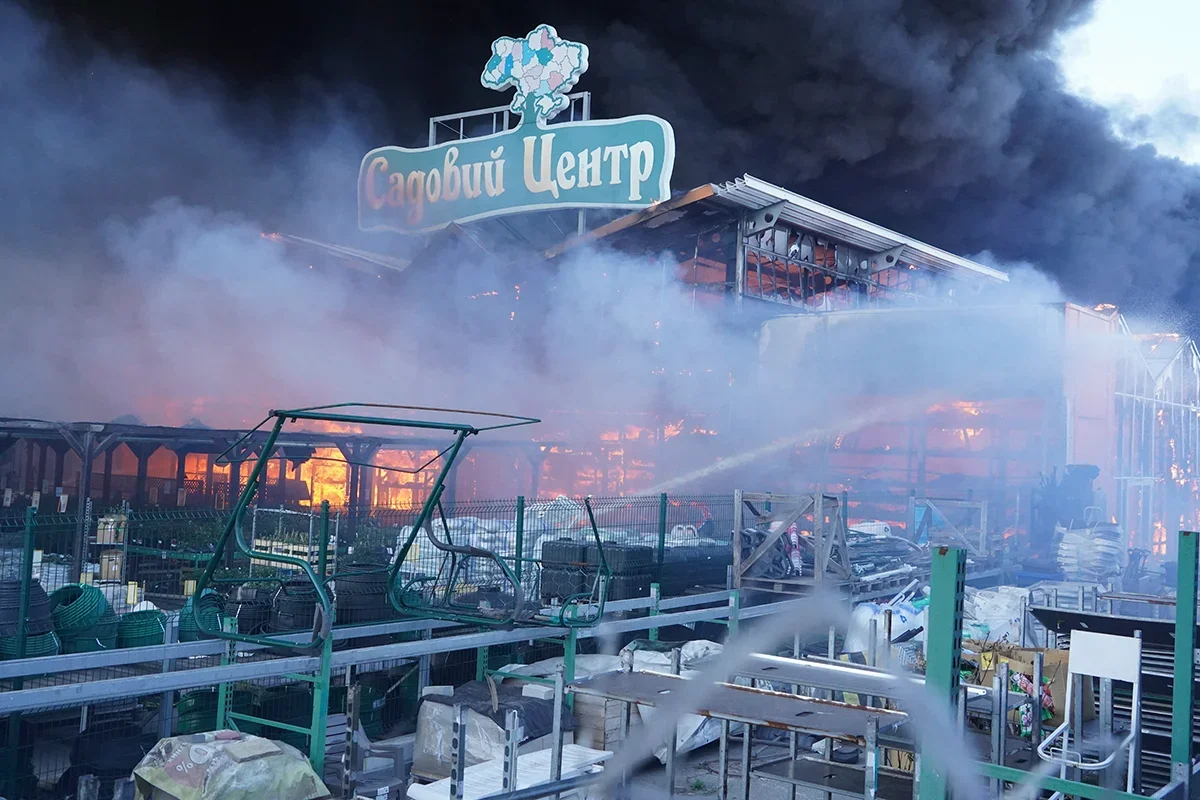Firefighters attempting to bring the blaze under control. Photo: Valentyn Ogirenko / Reuters / Scanpix / LETA.