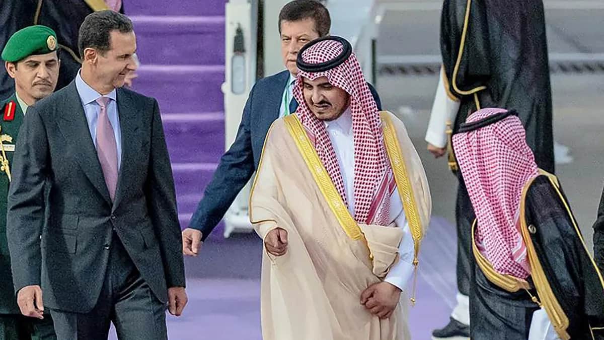 Президент Сирии Башар Асад (слева) в Джидде на саммите Лиги арабских государств, 18 мая 2023 года. Фото: EPA-EFE / SAUDI PRESS AGENCY