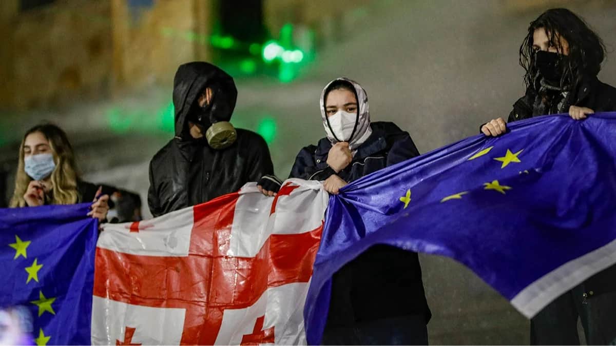 Сторонники грузинской оппозиции во время акции протеста перед зданием парламента в Тбилиси, Грузия, 2 декабря 2024 года. Фото: David Mdzinarishvili / EPA