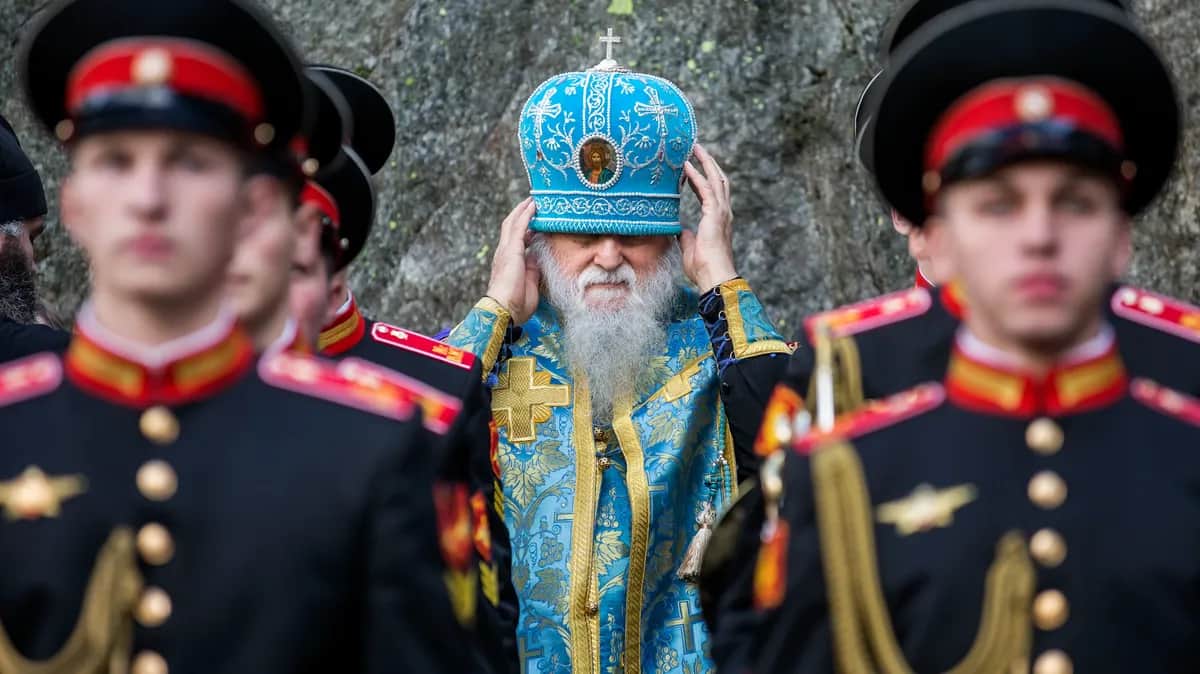 Русские солдаты и архиепископ Михаил из Женевы стоят перед памятником русскому генералу Александру Суворову, ущелье Шёллененшлюхт близ Андерматта, центральная Швейцария, 24 сентября 2017 г. Фото: EPA-EFE/ALEXANDRA WEY