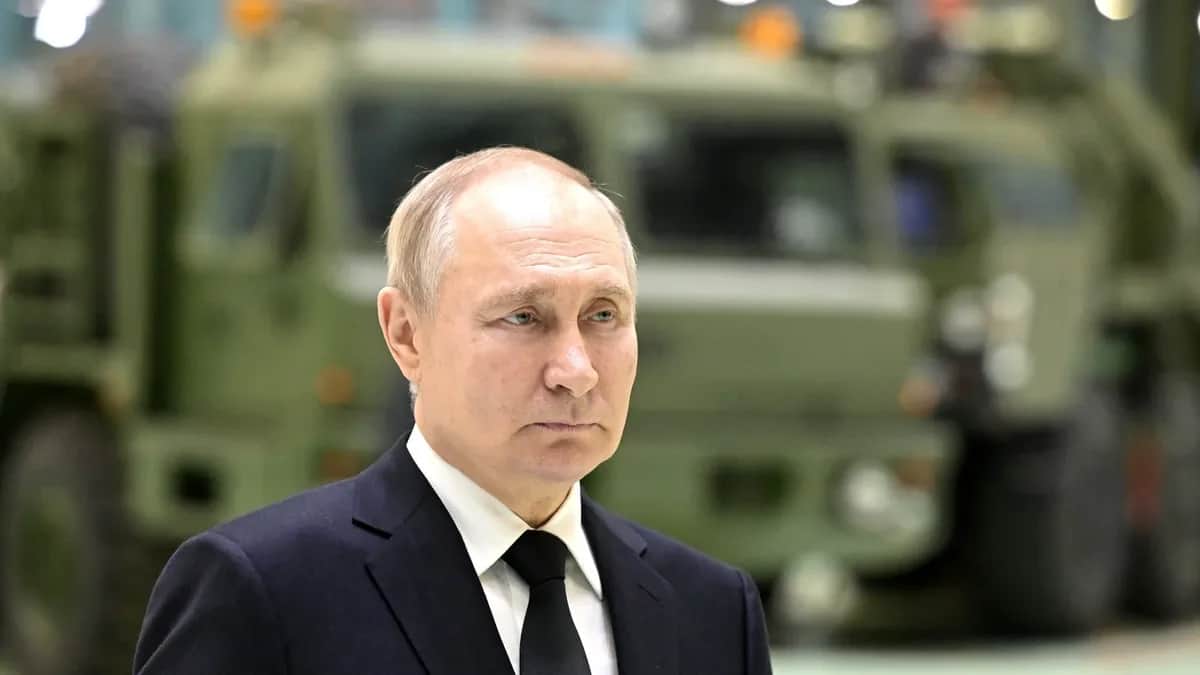 Владимир Путин во время посещения АО «Северо-Западный региональный центр Концерна ВКО «Алмаз-Антей» – Обуховский завод». Фото: Илья Питалёв / МИА «Россия сегодня» / Kremlin