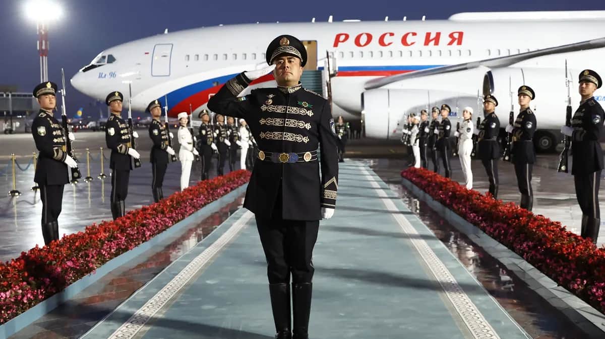An honour guard awaits the arrival of Vladimir Putin at Tashkent Airport in Uzbekistan, 26 May 2024. Photo: EPA-EFE / VALERIY SHARIFULIN / SPUTNIK / KREMLIN POOL