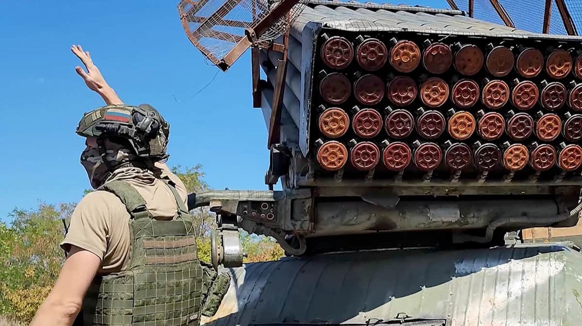 Российский военнослужащий готовится к стрельбе из системы залпового огня БМ-21 «Град», 15 августа 2024. Фото: пресс-служба Минобороны РФ / EPA-EFE
