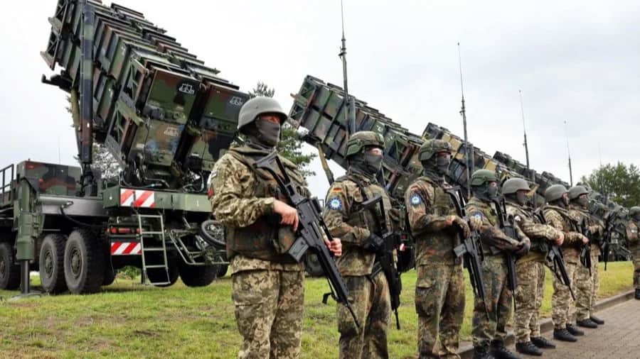 German and Ukrainian soldiers stand in front of Patriot anti-aircraft missile systems during the visit of Ukrainian President Volodymyr Zelensky to a military training area in Germany, 11 June 2024. Photo: EPA-EFE/JENS BUETTNER / POOL