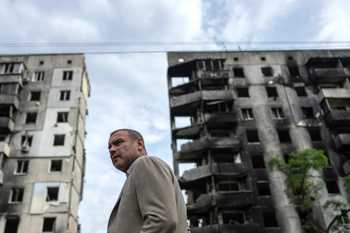 Лив Шрайбер у разрушенного в результате российского обстрела дома в Бородянке, Киевская область, 15 августа 2022 года. Фото: Evgeniy Maloletka / AP Photo / Scanpix / LETA