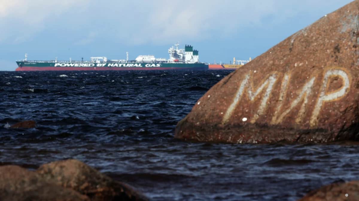 Нефтяной танкер в Балтийском море в Ленинградской области, 3 мая 2025 года. Фото: Максим Шипенков / EPA
