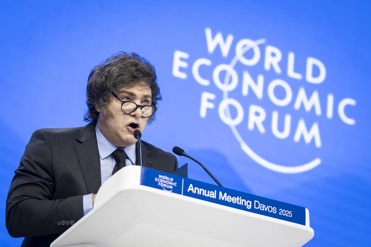 Хавьер Милей выступает на сессии Всемирного экономического форума в Давосе, Швейцария, 23 января 2025 года. Фото: Michael Buholzer / EPA