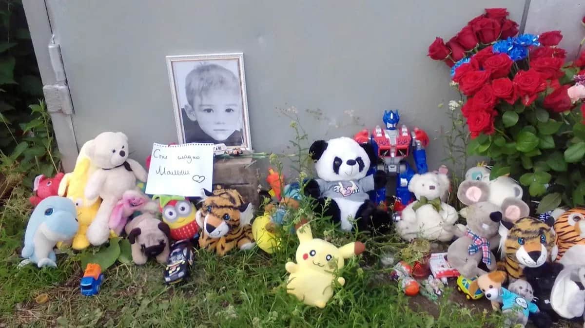 Стихийный мемориал Далера Бобиева во дворе его дома в Екатеринбурге. Фото: соцсети