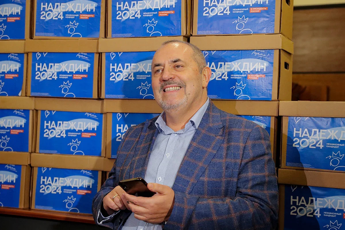 Nadezhdin poses with boxes of signatures of support at the CEC on Wednesday. Photo: Maksim Shipenkov / EPA-EFE.