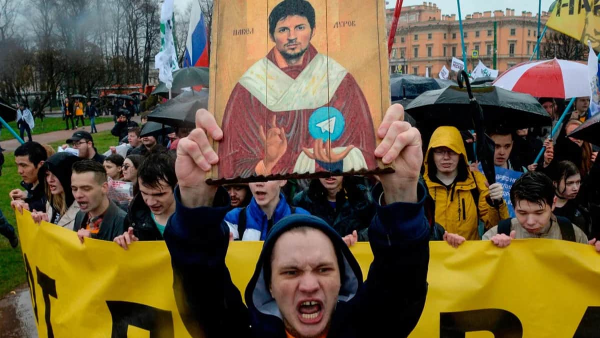 A protester holds an icon-styled painting depicting Telegram founder Pavel Durov during a May Day rally in St. Petersburg, Russia, May 1, 2018. Photo: Olga Maltseva / AFP / Scanpix / LETA