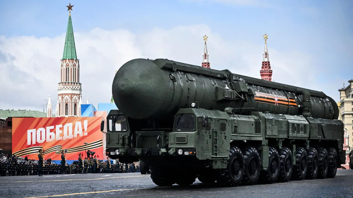 Пусковая установка межконтинентальной баллистической ракеты «Ярс» движется по Красной площади во время военного парада в Москве, 9 мая 2024 года. Фото: Александр Неменов / AFP / Scanpix / LETA