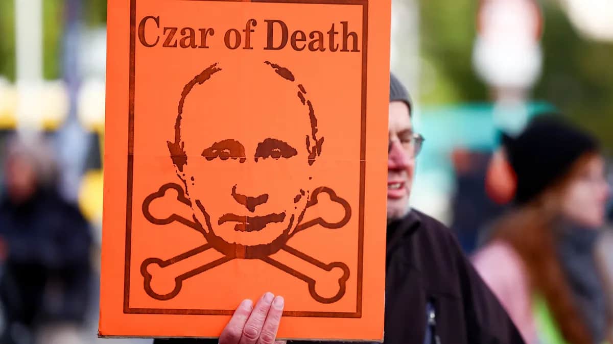 <span>A man holds a placard during an anti-war demonstration in Berlin, Germany, 17 November 2024. Photo: EPA/FILIP SINGER</span>