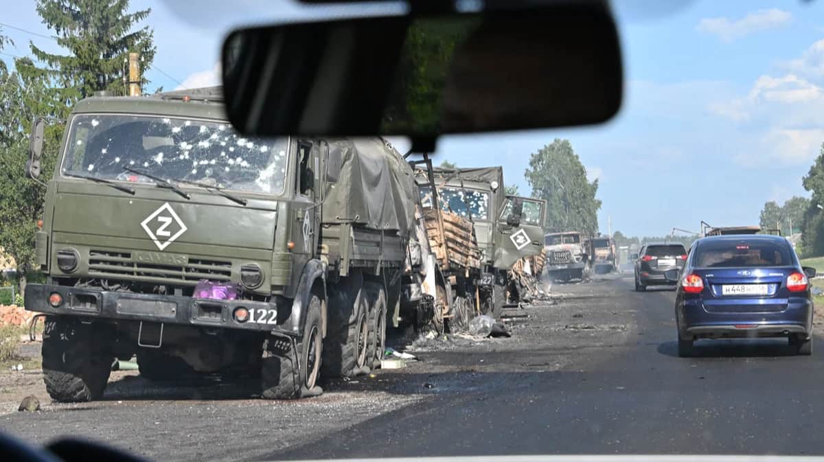 Разбитые машины военных на дороге в Курской области, Россия, 9 августа 2024 года. Фото: Анатолий Жданов / Коммерсантъ / Sipa USA / Vida Press