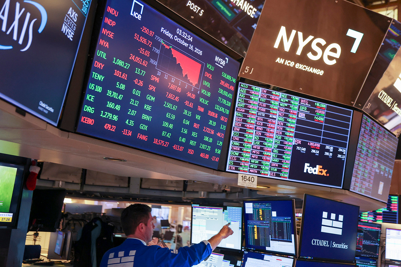 Трейдер работает на площадке Нью-Йоркской фондовой биржи (NYSE) перед закрытием торгов в Нью-Йорке. Штат Нью-Йорк, США. 16 октября 2026 года. Фото: Sarah Yenesel / EPA