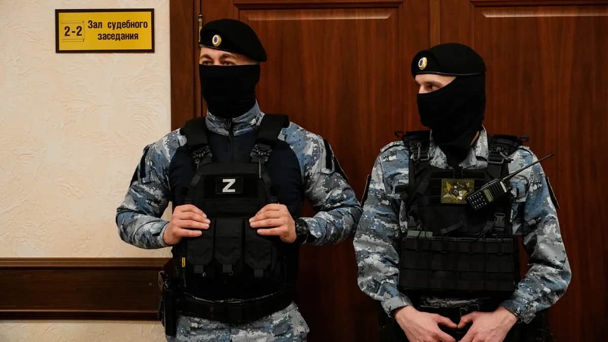 Russian police officers stand outside a courtroom in Rostov-on-Don, southern Russia, 26 March 2025. Photo: <span>EPA</span>