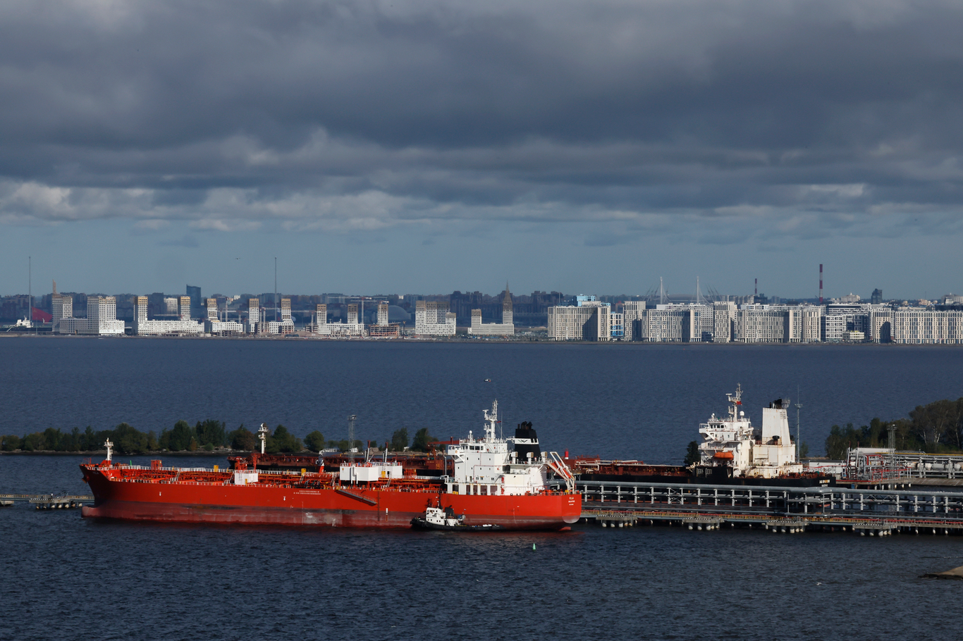 Oil tankers moored in the Port of St. Petersburg, Russia, 26 September 2025. Photo: EPA/ANATOLY MALTSEV