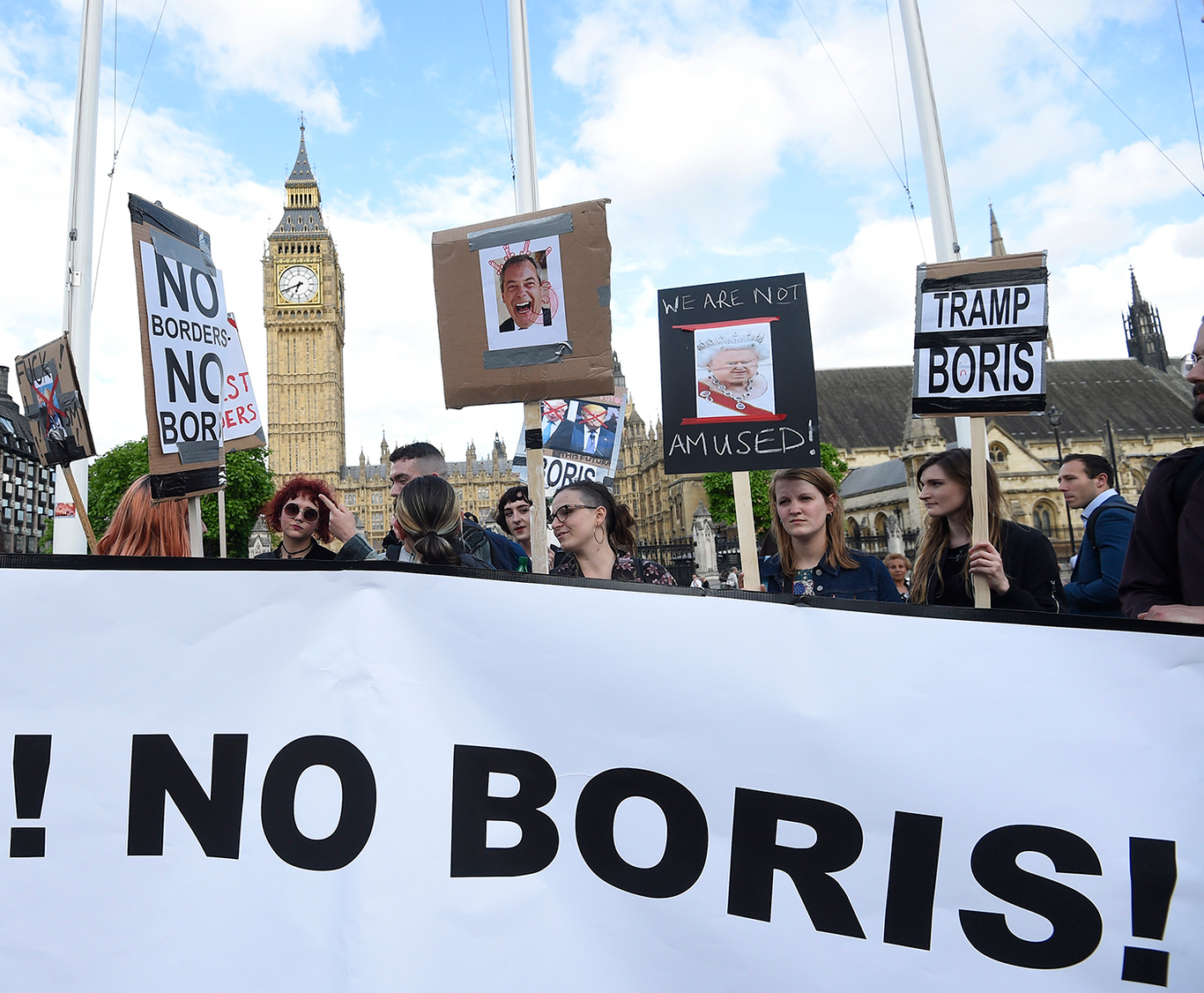 Протестующие у здания парламента в день объявления премьер-министром Великобритании Дэвидом Кэмероном о своей отставке после поражения на референдуме о вступлении в ЕС в Лондоне, Великобритания, 24 июня 2016 года. Фото: Facundo Arrizabalaga / EPA