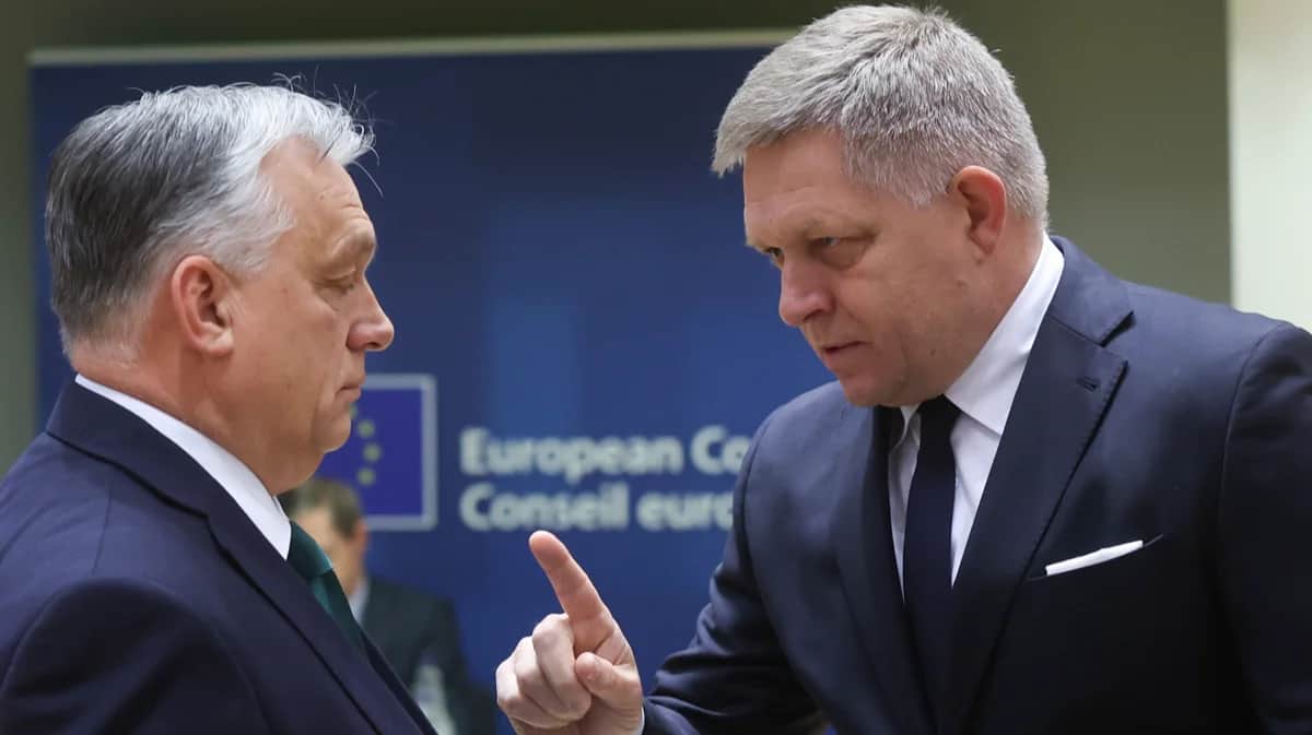 Премьер-министр Венгрии Виктор Орбан и премьер-министр Словакии Роберт Фицо на открытии заседания Европейского совета, Брюссель, Бельгия, 1 февраля 2024 года. Фото: Olivier Hoslet / EPA