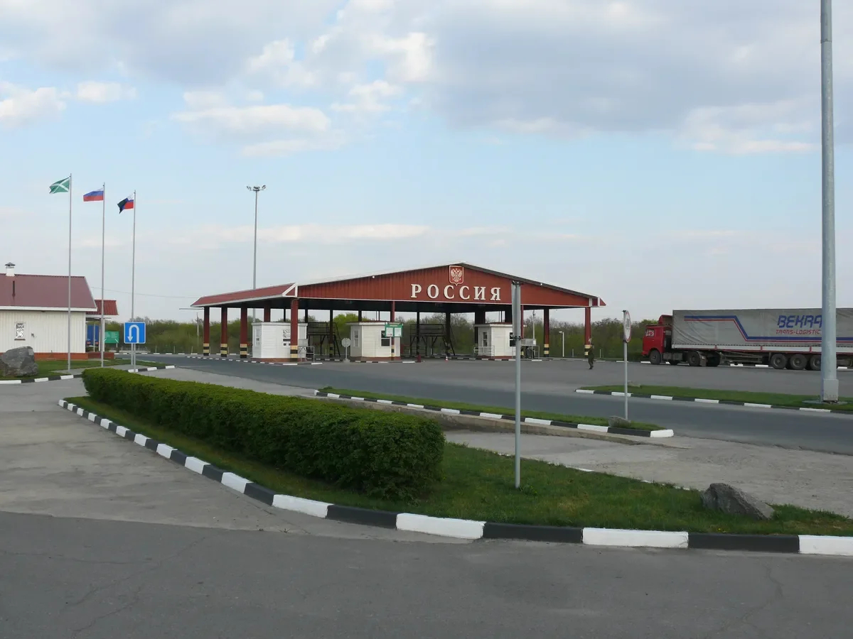 The Nekhoteyevka vehicle checkpoint, Russia-Ukraine border. Photo: <a href="https://commons.wikimedia.org/w/index.php?curid=10303239" rel="noopener noreferrer" title="https://commons.wikimedia.org/w/index.php?curid=10303239">Wikimedia Commons</a>, CC BY-SA 3.0