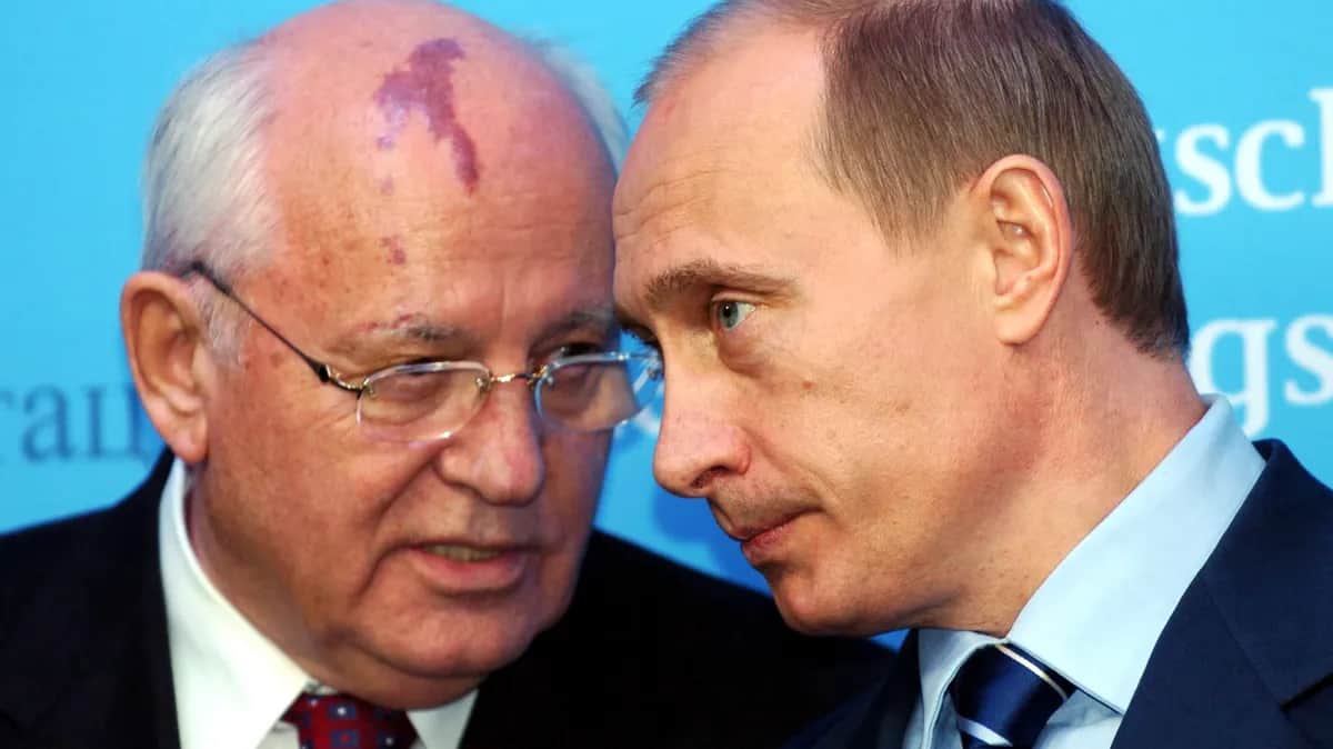 Russian President Vladimir Putin and former Soviet President Mikhail Gorbachev (l) speak to each other at a press conference at Gottorf Castle. December, 2004. Photo: Carsten Rehder / picture alliance / Getty Images