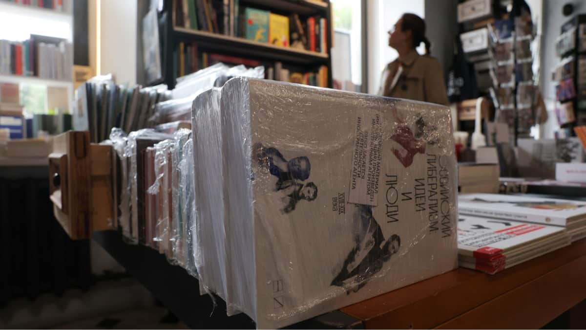 Промаркированные книги авторов, включенных в реестр «иностранных агентов» в книжном магазине Санкт-Петербурга, 1 сентября 2025 года. Фото: Антон Ваганов / Reuters / Scanpix / LETA<br>