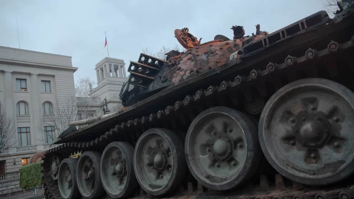 Blown up Russian tank T-72 B1 in front of the Russian Embassy in Berlin. Photo: Paul Zinken / picture alliance / Getty Images