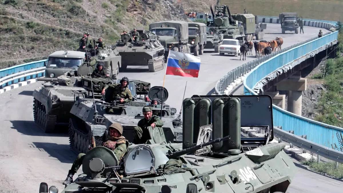 Колонна российских войск движется к Цхинвалу, Грузия, 9 августа 2008 г. Фото: EPA/YURI KOCHETKOV