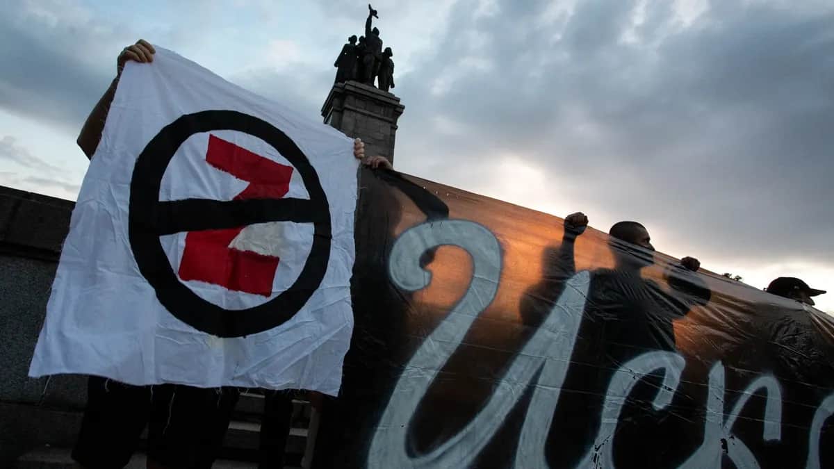 Акция в поддержку демонтажа памятника Советской Армии в Софии. Фото: Hristo Vladev / NurPhoto / Getty Images