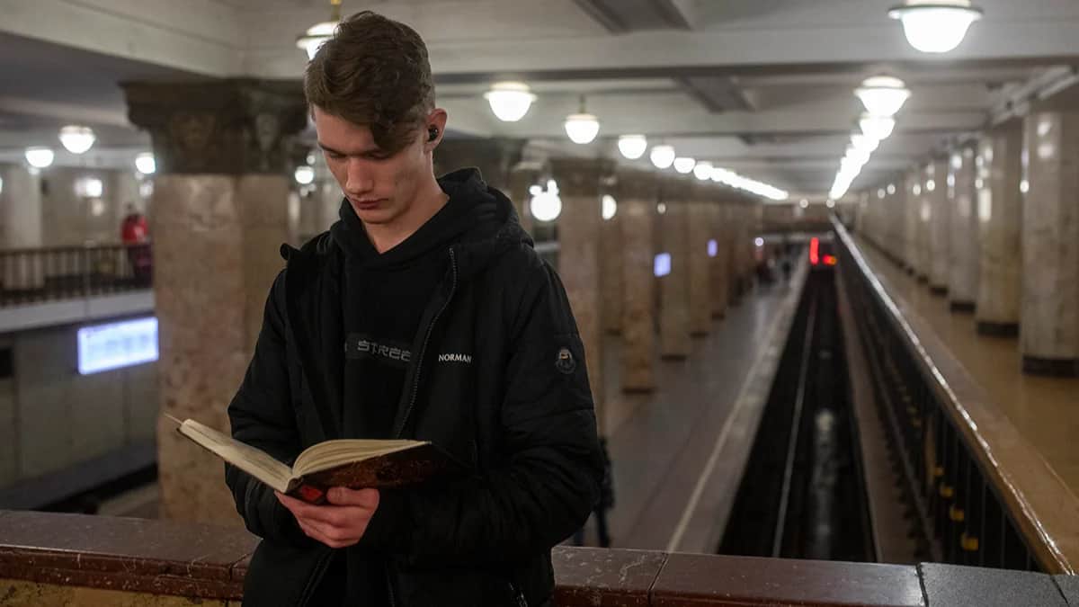 Читатель в метро. Фото: «Новая газета Европа»