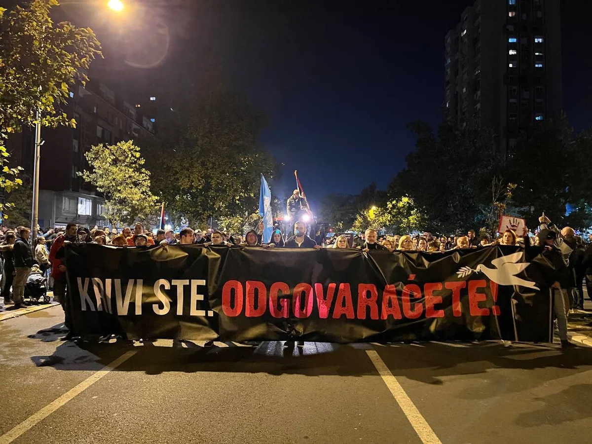 Жители Нови-Сада на акции протеста после обрушения навеса на вокзале держат транспарант «Вы виноваты, вы ответите», Сербия, 5 ноября 2024 года. Фото: Filip Stevanovic / Anadolu / Abaca / ddp images / Vida Press