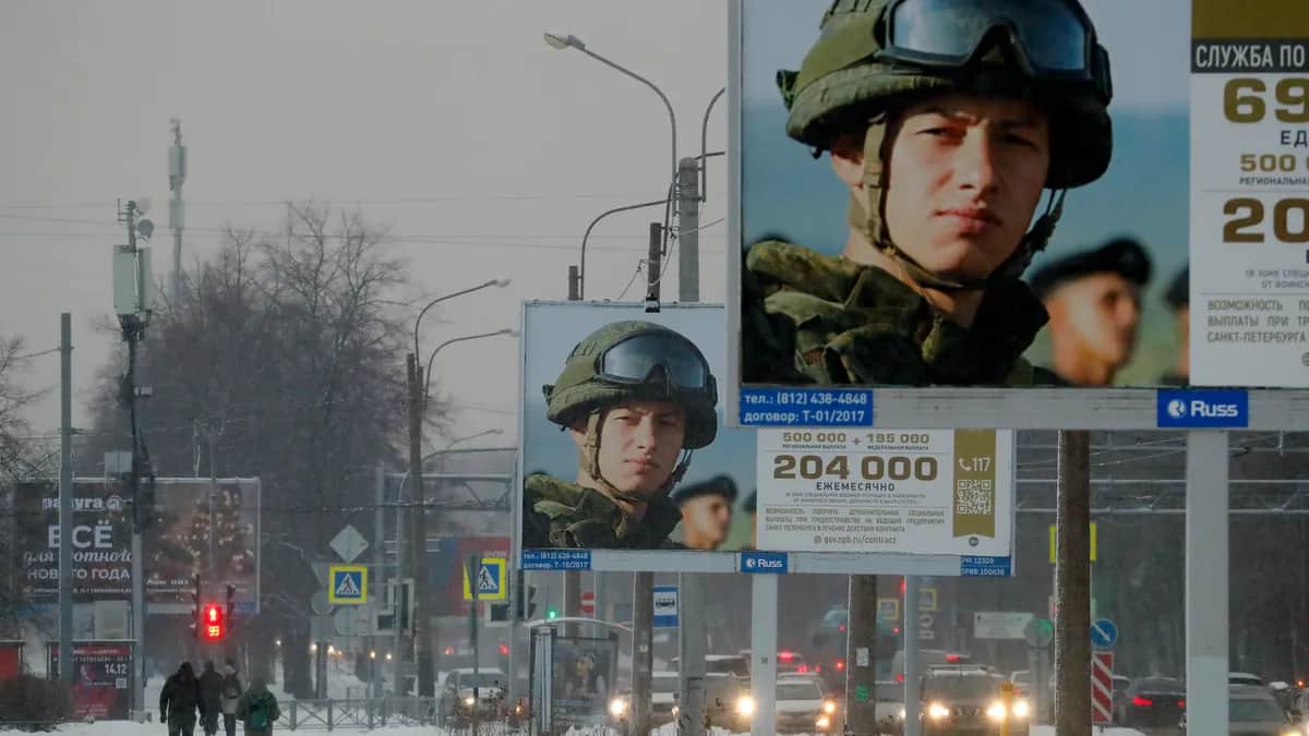 Billboards promoting enlistment in the Russian military line a street in St. Petersburg, 28 November 2023. Photo: EPA-EFE/ANATOLY MALTSEV