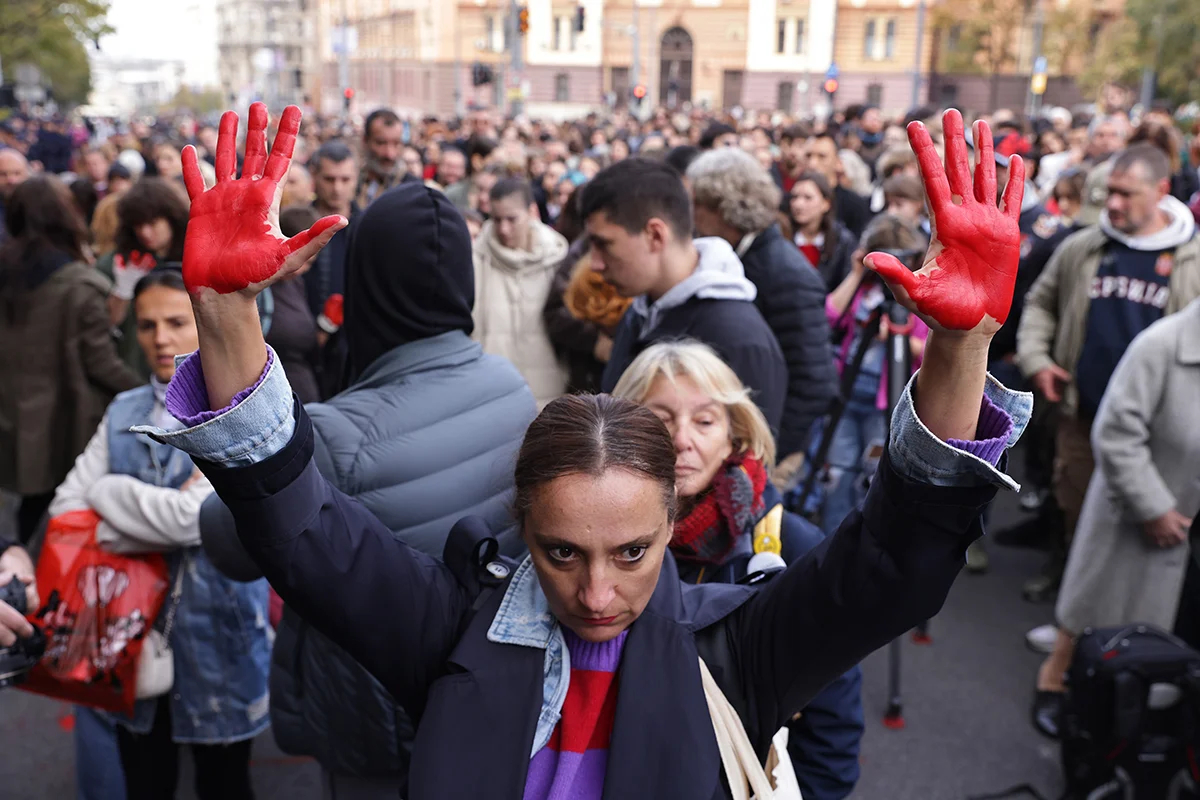 Акция протеста в поддержку жертв обрушения навеса на железнодорожном вокзале Нови-Сада, Сербия, 3 ноября 2024 года. Фото: Andrej Cukic / EPA-EFE