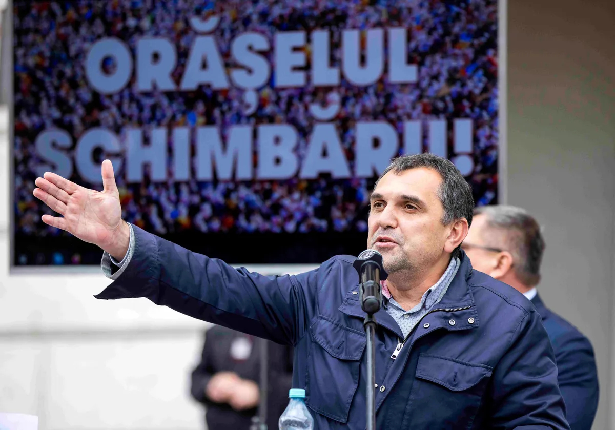 Dinu Țurcanu delivering a speech while supporters of the Shor Party protest in front of the General Prosecutor’s building in Chisinau, Moldova. Photo: EPA-EFE / DUMITRU DORU