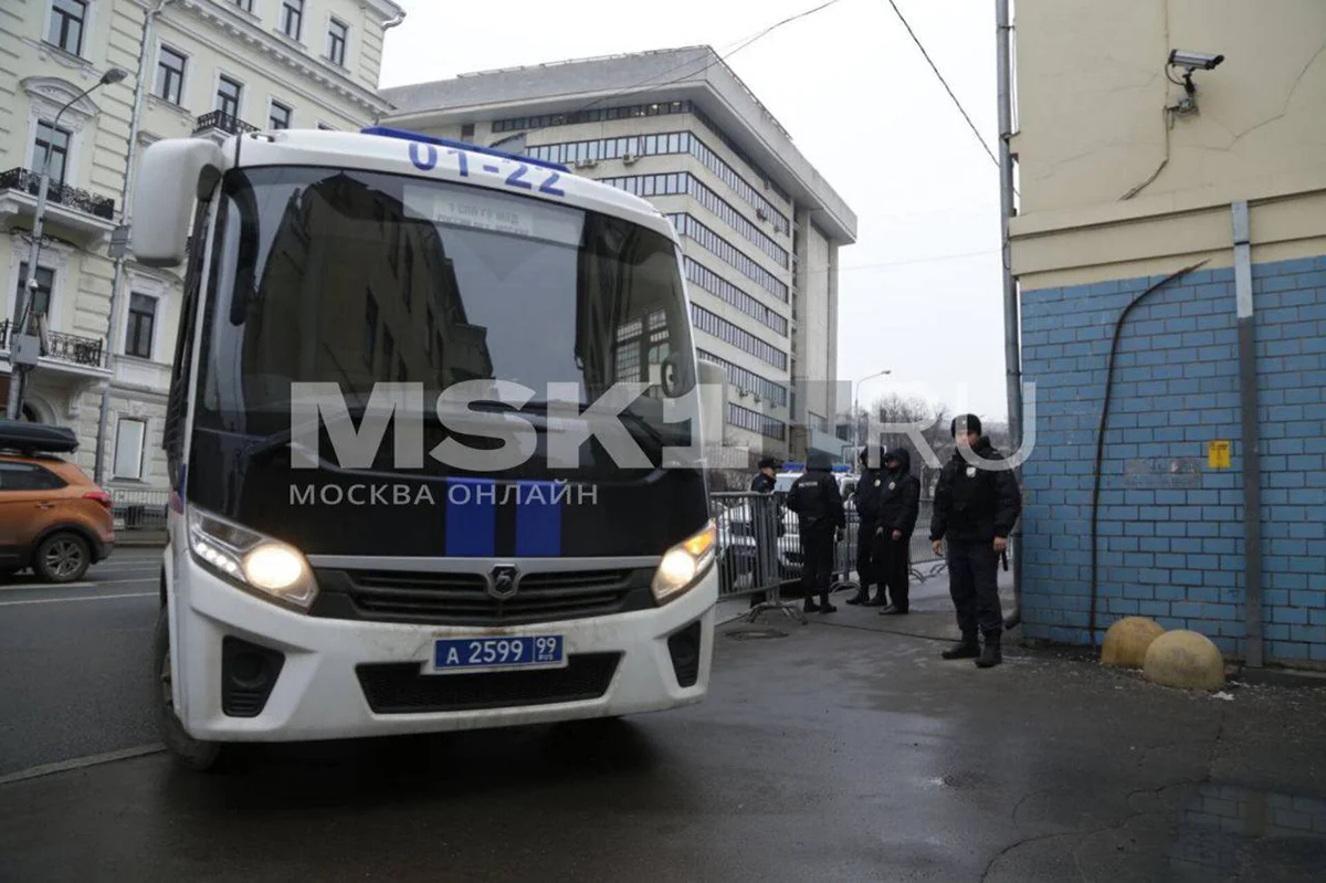 Оцепление у здания Басманного суда в Москве. Фото: MSK1.ru