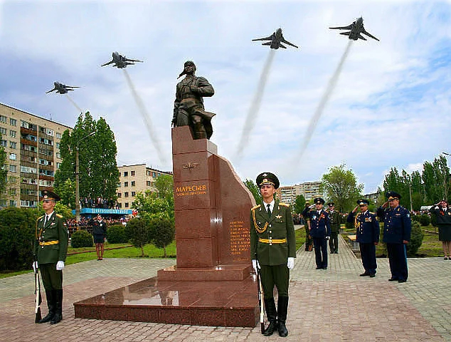 Памятник Алексею Маресьеву на его родине в городе Камышин. Фото: <a data-sk="tooltip_parent" data-stringify-link="https://encyclopedia.mil.ru/encyclopedia/history/more.htm?id=12098026@cmsArticle" href="https://encyclopedia.mil.ru/encyclopedia/history/more.htm?id=12098026@cmsArticle" rel="noopener noreferrer" target="_blank">Минобороны РФ</a>