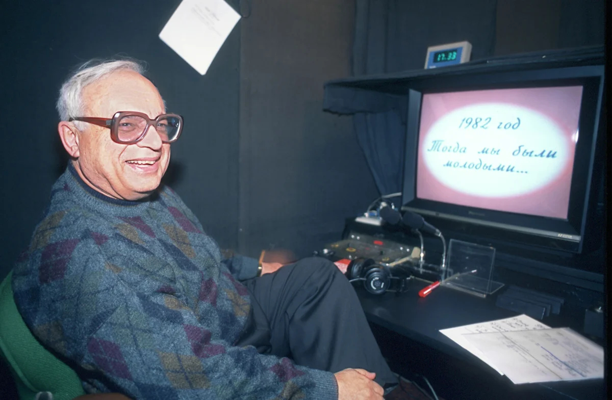 Владимир Ворошилов в телевизионной аппаратной во время монтажа передачи «Что? Где? Когда?», 12 января 1996 года. Фото: Эдди Опп / Коммерсантъ / Sipa USA / Vida Press